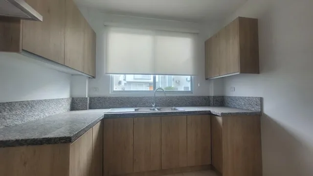 En Venta Casa de Dos Plantas Dos Dorm. en Vistana 1000 Precio de Oportunidad, Guayas — imagen 2