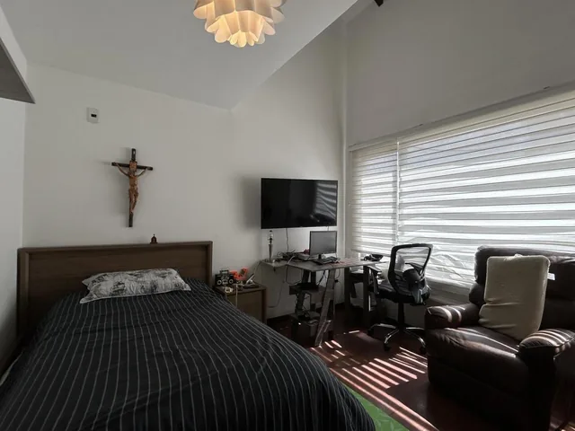 Venta Amplia Casa Esquinera en Lumbisí — imagen 2