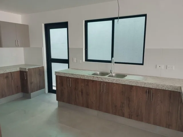 Casa de Venta en La Urbanización La Costa Samborondón, Samborondón, Guayas — imagen 2