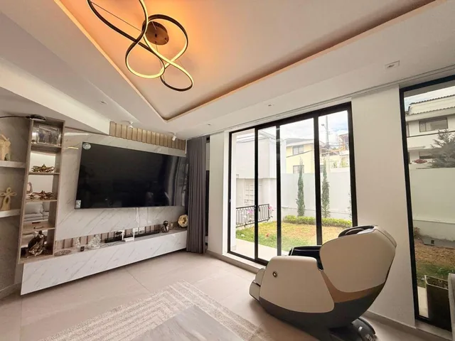 Hermosa Casa Remodelada Moderna de Venta en Cumbayá! — imagen 4