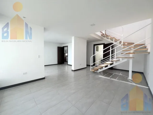Casa en Venta en Cumbayá, Cerca a La Usfq Dentro de Urbanización Privada — imagen 2