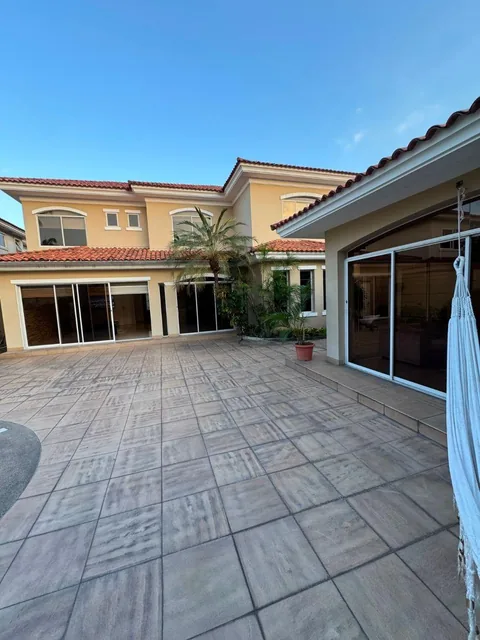 Casa de 500 m² con 4 Habitaciones en Venta en Samborondón Mas Jacuzzi, Guayas — imagen 4