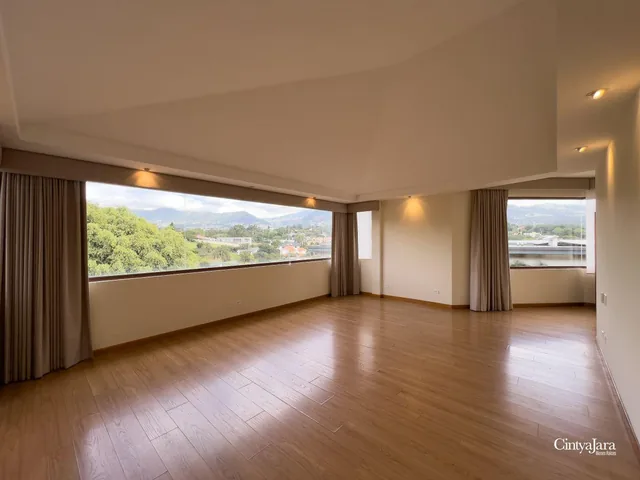Cumbaya, Urbanizacion de Lujo, Casa de Venta, 4 Dorm. y Estudio — imagen 2