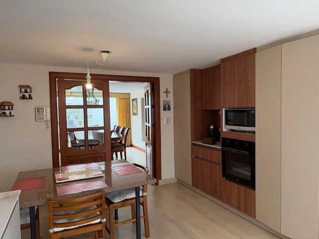 Vendo Casa - Sector El Condado con Jardín Amplio, Balcón y Pérgola — imagen 5