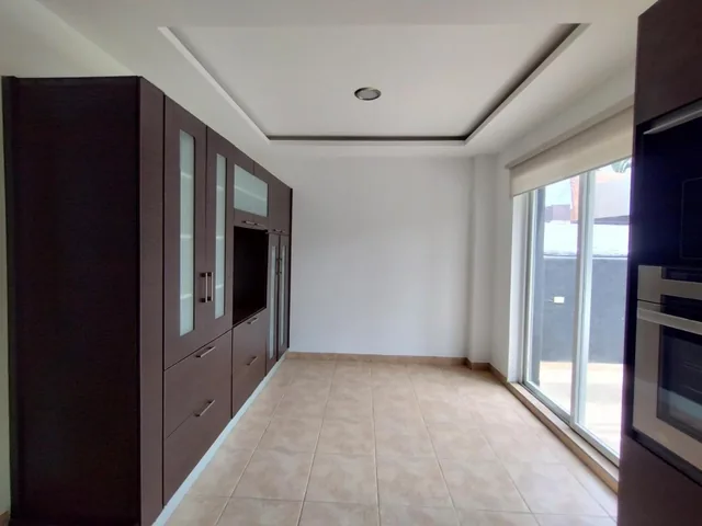 Renta Amplia Casa con Jardín - Lumbisí Cumbayá — imagen 2