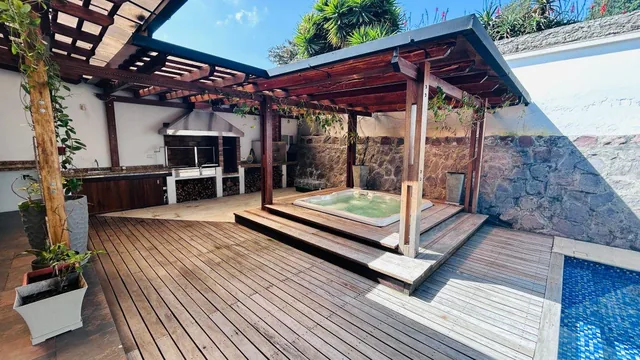 Casa de 674 m² con 4 Habitaciones en Venta en Cumbayá — imagen 2