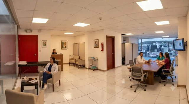 En Venta Oficionas y Consultorios Cerca Hospital Vozandes — imagen 2