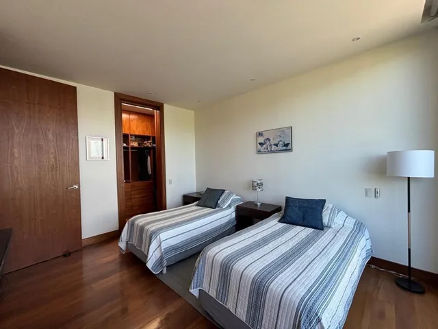 Elegante Casa Rodeada de Jardines en Puembo Urb Cerrada Junto Al Club Arrayanes — imagen 3