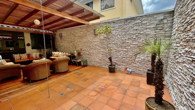 Casa en El Norte de Quito en Urbanización Cerrada Cerca de La Embajada Americana — imagen 3