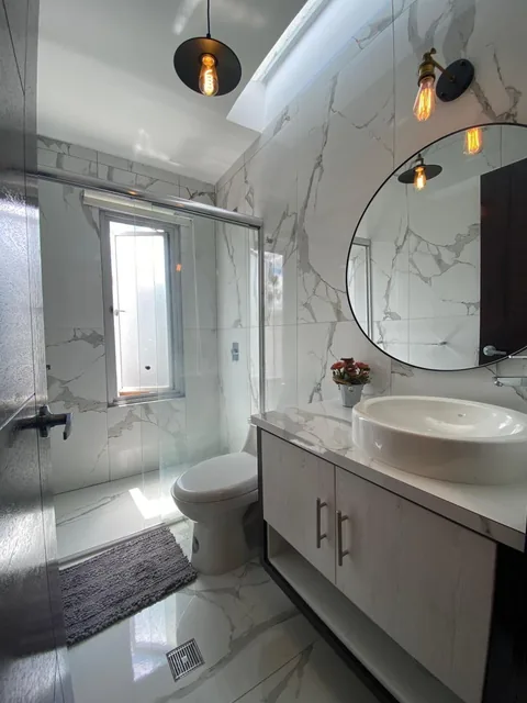 Casa con 260 m² Terreno y 3 Recámaras Cada Una con Baño en Venta en Cumbayá — imagen 2