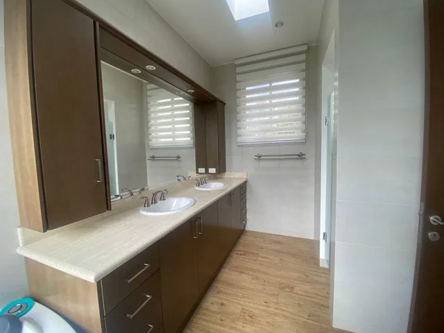 Casa de Venta Dentro de Urbanización San Patricio, 4 Dorm. - 400 m², Piscina - Cumbayá — imagen 4