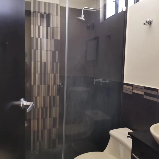 Casa Rentera en Venta Sector Pusuquí con 3 Departamentos — imagen 2