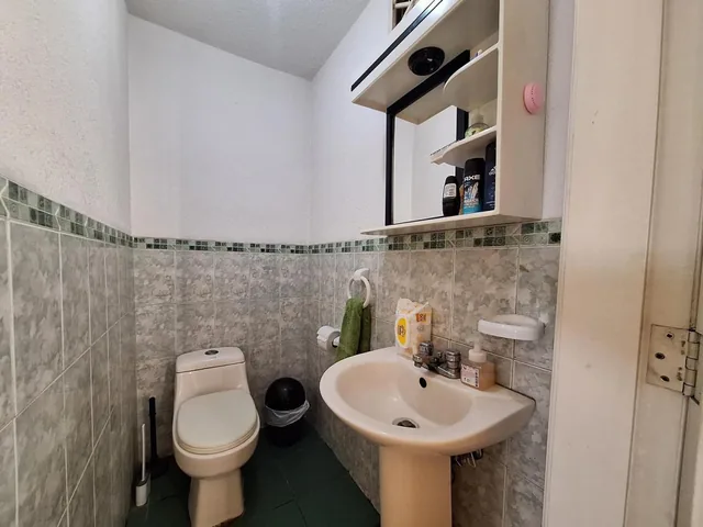 En Venta Casa Independiente de 4 Dorm., Dos Parqueaderos y Amplio Patio Posterior — imagen 5