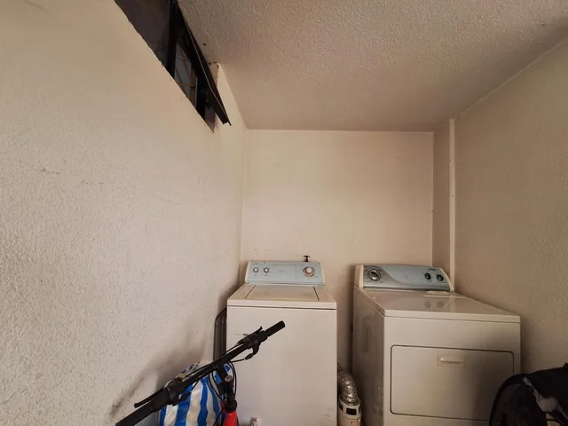 En Venta Casa Independiente de 4 Dorm., Dos Parqueaderos y Amplio Patio Posterior — imagen 4