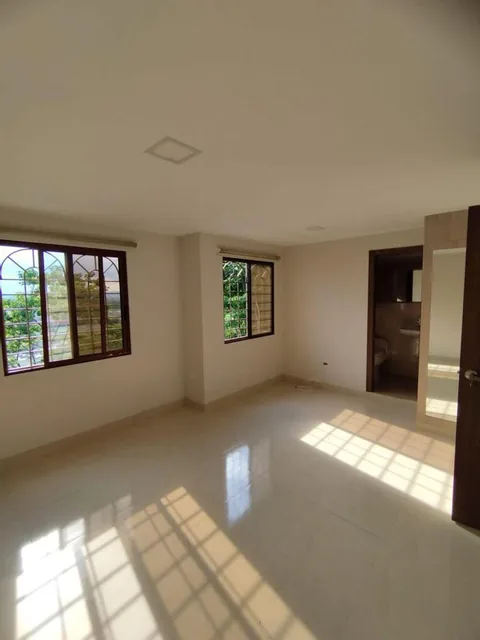 Casa Remodelada en Venta - Villas del Rey, Guayas — imagen 3