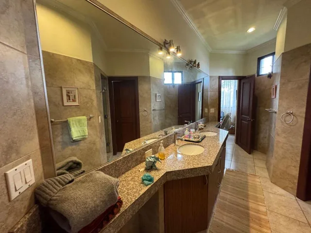 Casa con Piscina y 6 Dorm. en Biblos Samborondón, Guayas — imagen 4