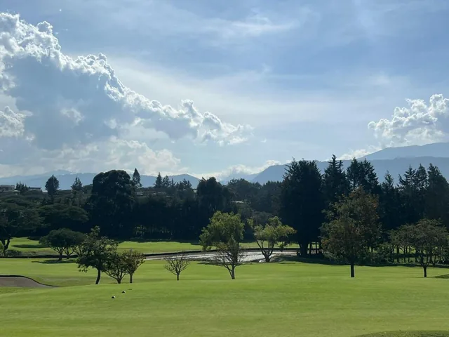 Mv - en Puembo, en Venta Terreno 2113 m² del Lado de Las Canchas de Golf, Club Privado Arrayanes — imagen 4