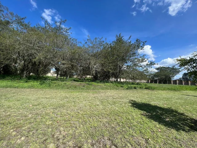 Mv - en Puembo, en Venta Terreno 2113 m² del Lado de Las Canchas de Golf, Club Privado Arrayanes — imagen 3