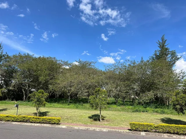 Mv - en Puembo, en Venta Terreno 2113 m² del Lado de Las Canchas de Golf, Club Privado Arrayanes — imagen 2
