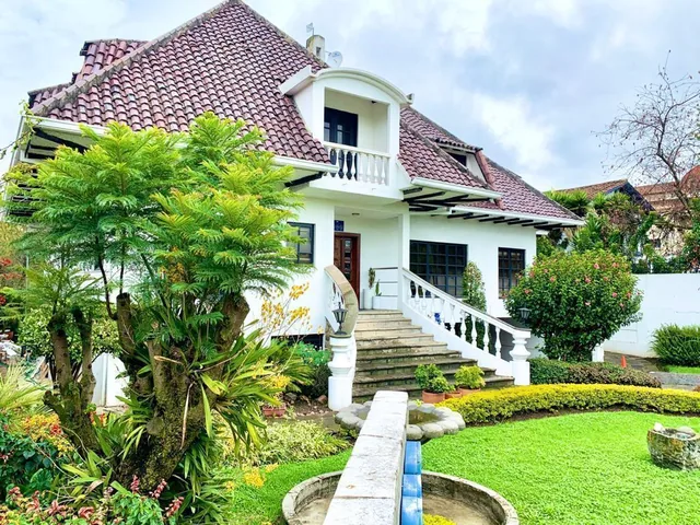 Hermosa Casa en Venta, Av Solano, Azuay — imagen 5