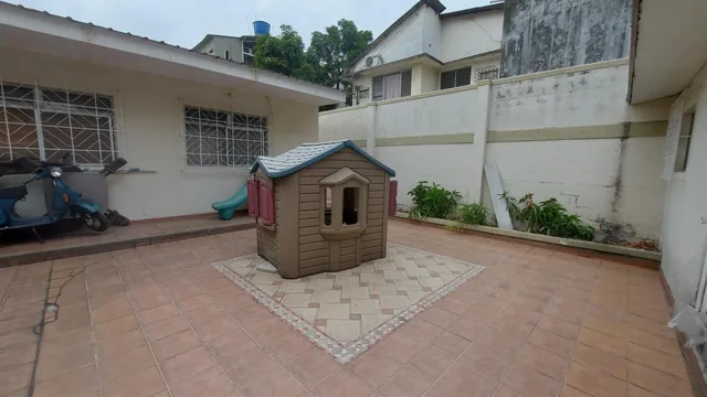 Venta de Villa Ideal Para Oficina de Dos Departamentos en Urdesa, Guayas — imagen 3