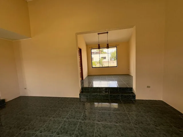 Terreno de 1045 m² con Amplia Casa Sector Marianitas en Calderón — imagen 2