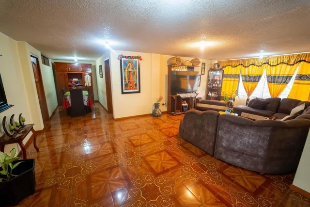 Casa en Venta con Local Comercial Calderon 377 m² — imagen 3