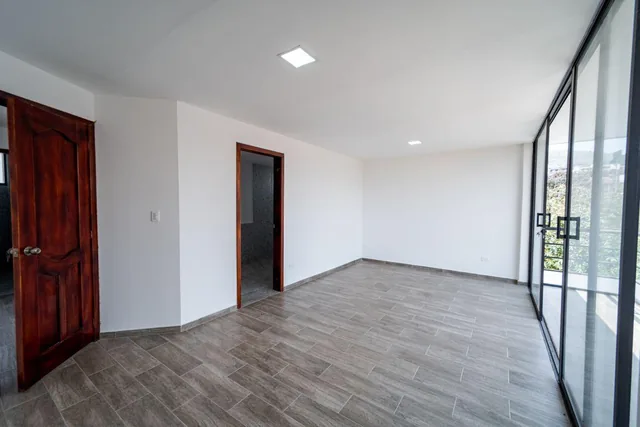Casa de 2 Pisos en Venta en Conocoto con Departamento Independiente — imagen 4