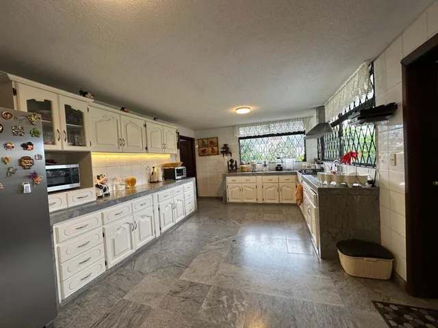 Excelente Casa Rentera Esquinera Tumbaco, 671 Mtrs en Terreno 926 Mtrs, Local, Casa, Ofic — imagen 2