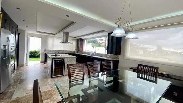 Venta Casa Moderna, Sector San Juan de Cumbayá — imagen 2
