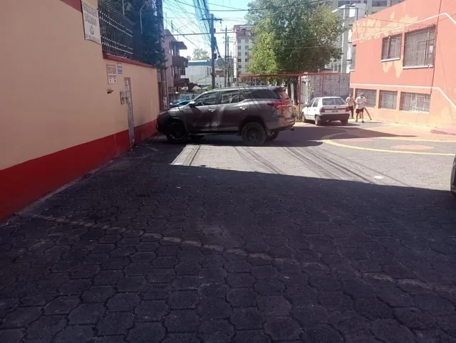 Venta Oficina Av 10 Agosto a Pocos Pasos de La Colón — imagen 2