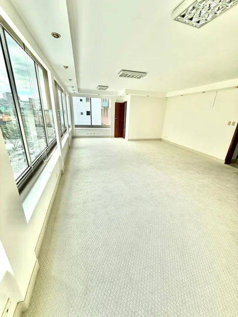 Amplia Oficina Comercial Republica del Salvador 365 m² Utiles 5 Parqueos — imagen 5