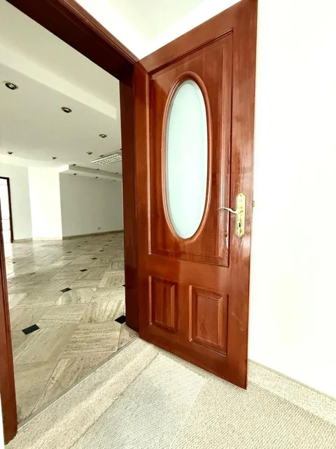 Amplia Oficina Comercial Republica del Salvador 365 m² Utiles 5 Parqueos — imagen 4