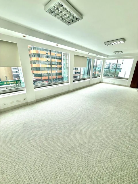 Amplia Oficina Comercial Republica del Salvador 365 m² Utiles 5 Parqueos — imagen 2