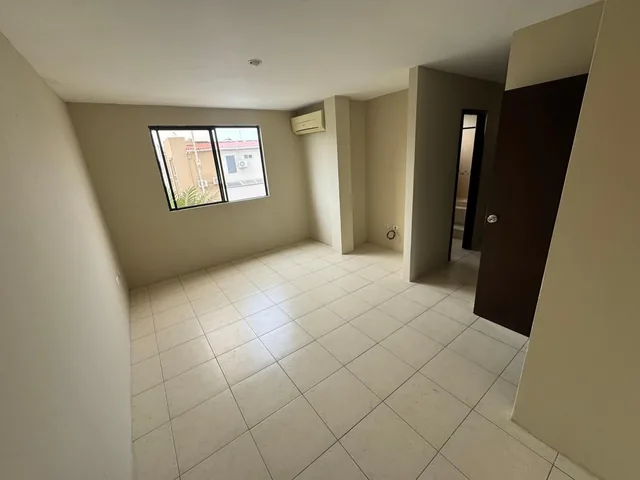 En Venta Casa de 3 Dorm. en Urb. Villa Club. Guayas — imagen 4