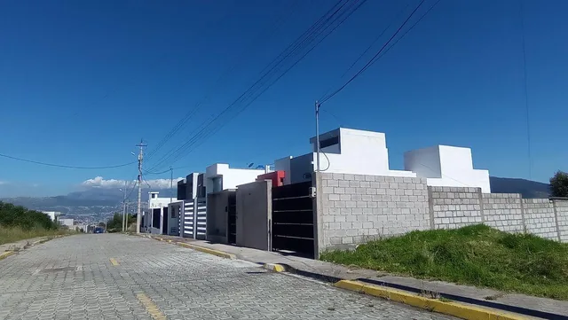 Terreno Premium de 700 m² Estilo Quinta Residencial | a 4 Minutos del Colibri Vía a Píntag — imagen 2
