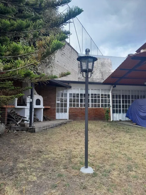 Vendo Hermosa Casa Esquinera con Terreno, Sector Embajada Americana Conjunto Farsalia. Provincia de Pichincha — imagen 4