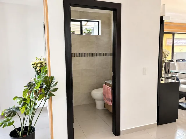 Venta Casa con Piscina de 4 Habitaciones en Excelente Estado en Ciudad Celeste, Guayas — imagen 2