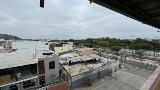 En Venta Casa Esquinera Comercial y Rentera en La Cdla Bellavista Frente a La Av Barcelona, Guayas — imagen 5