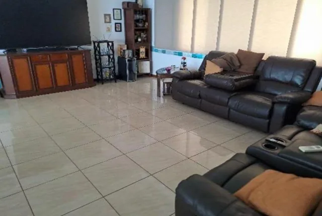 Samborondón - Guayaquil Tenis. Vendo Casa Esquinera, 5 Habitaciones, Patio con Piscina, Guayas — imagen 2