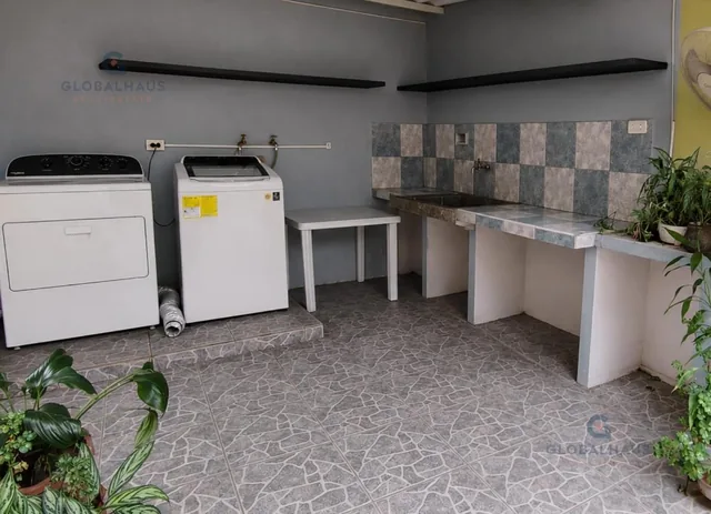 Casa en Venta con 3 Dorm. en Samanes 5 G. P. Guayas — imagen 2
