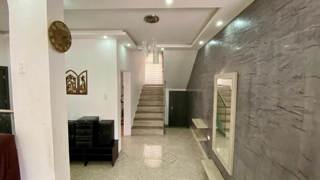 Casa de Venta Remodelada Norte de Quito (Casa - Dos Suites - Local Comercial) — imagen 3