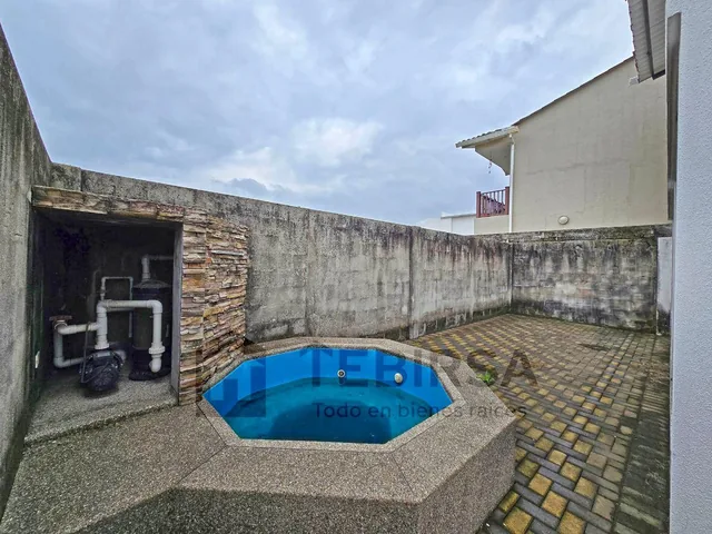 Casa Esquinera en Venta, 3 Dorm. y Jacuzzi - Urbanización Mallorca Village, Guayas — imagen 2