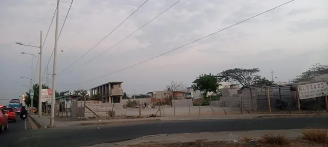 Terreno con Alto Potencial en Zona de Ato Trafico Vehicular. Manabí — imagen 2
