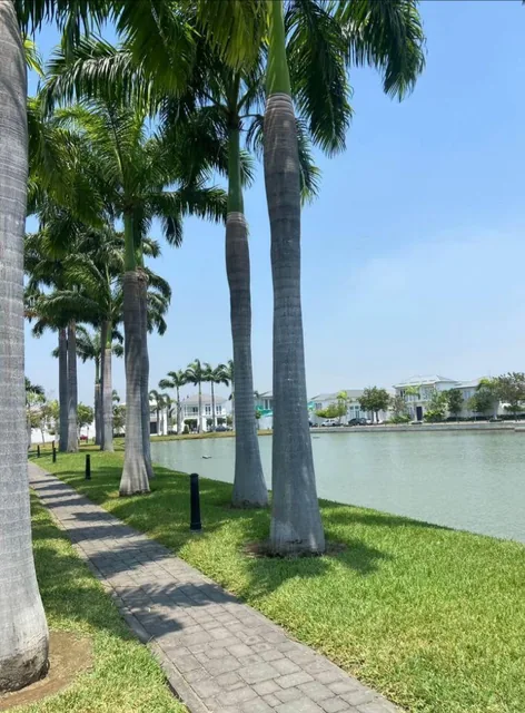 Aires del Batan - Casa con Diseño Exclusivo Frente Al Lago en Venta -, Guayas — imagen 4