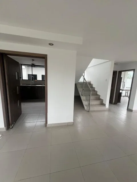 H/ Valle de Los Chillos, Casa de 4 Dorm. y Jardin en Venta. 180.000 Usd — imagen 2