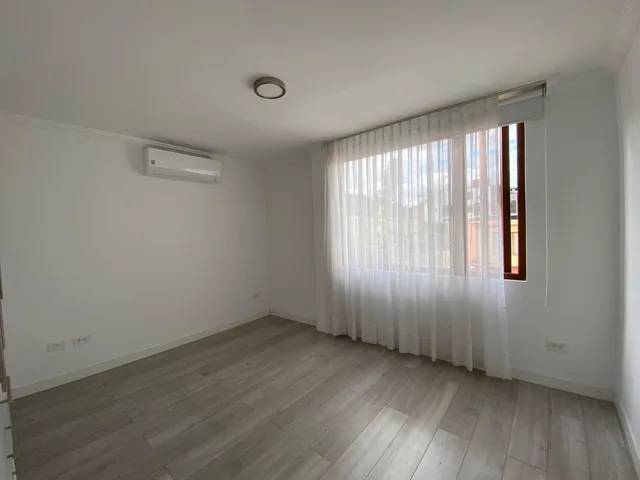 Departamento Venta, 3 Dorm, Terraza, Sector Reservorio - Colegio Menor. Flamante, Remodelado de Lujo — imagen 2