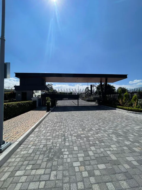 Casa con 4 Habitaciones en Venta en Tumbaco, 300 m² — imagen 5