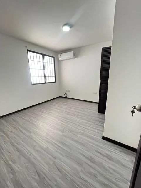 Vendo Linda Casa Remodelada en Ceibos Norte, a Desnivel, 4 Dorm., Terraza, Guayas — imagen 5
