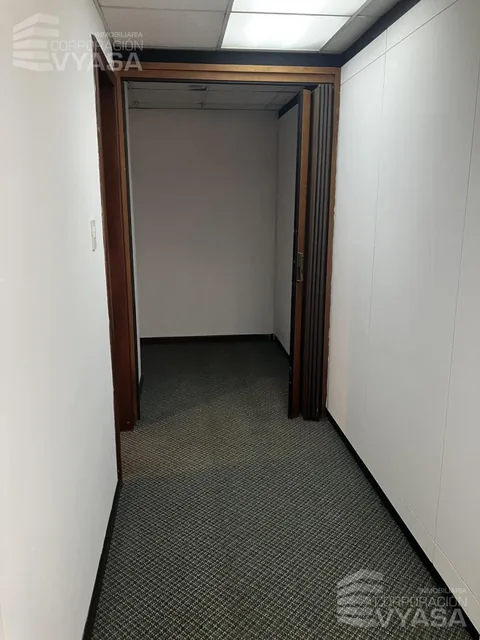 Carolina - Amazonas y Rumipamba, Oficina de Venta 70 m² — imagen 4